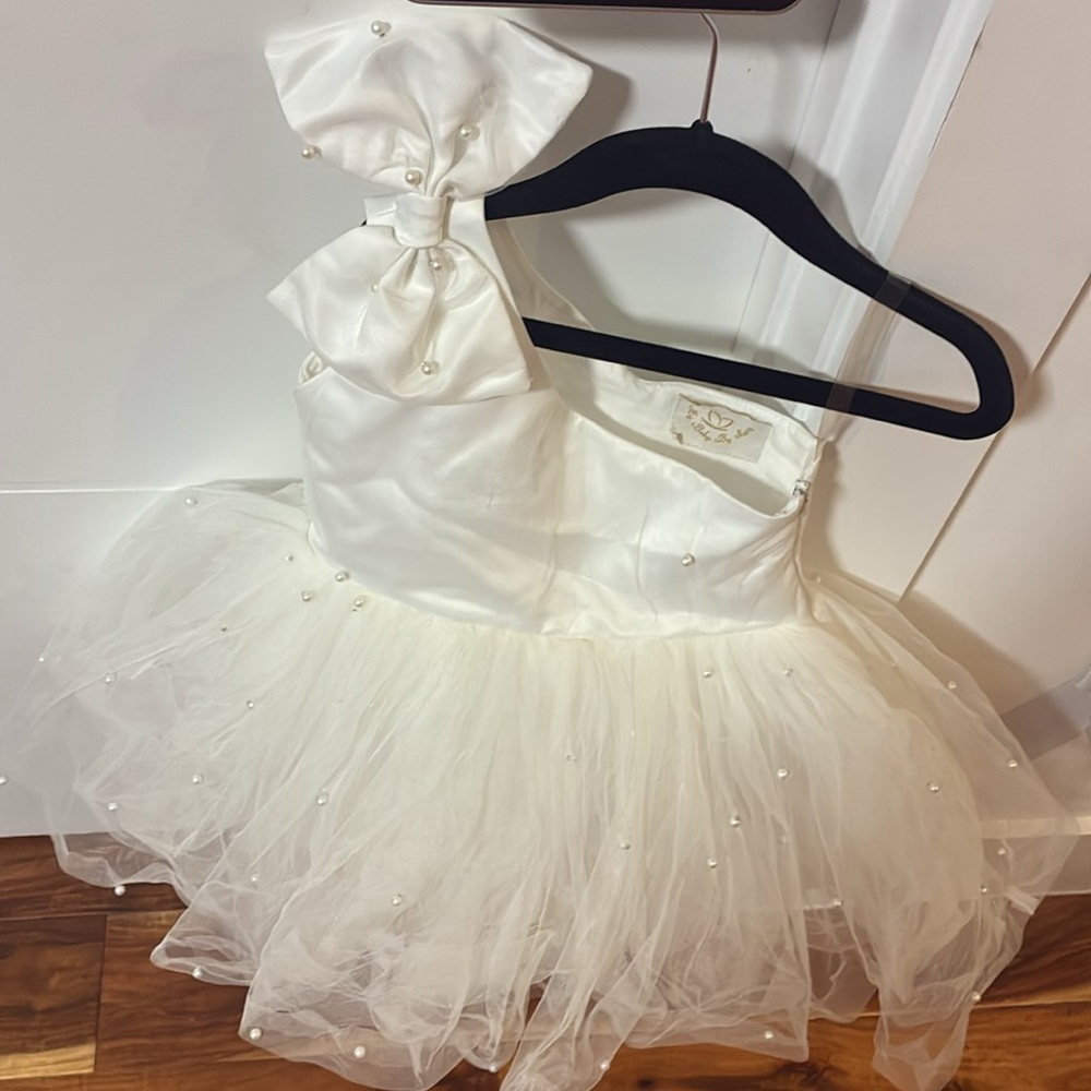 Elegant Cream Tulle Dress with Bow